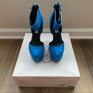 Steve Madden Dyvurse Blue Suede Closed Toe Heels